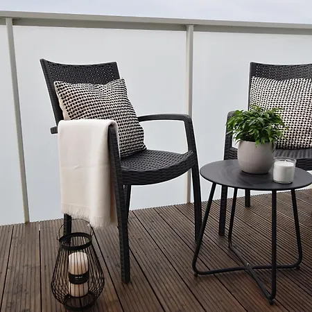 West / Parking Free Apartment