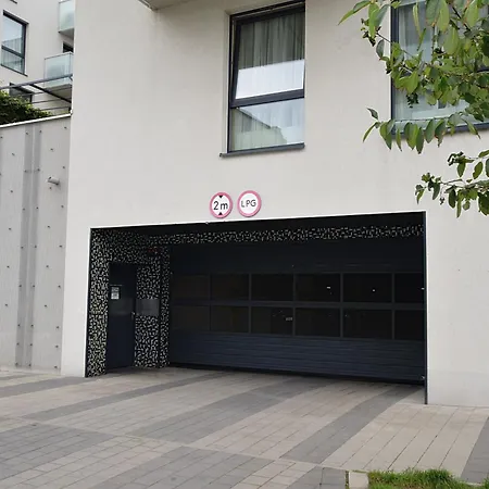 West / Parking Free Апартаменти *