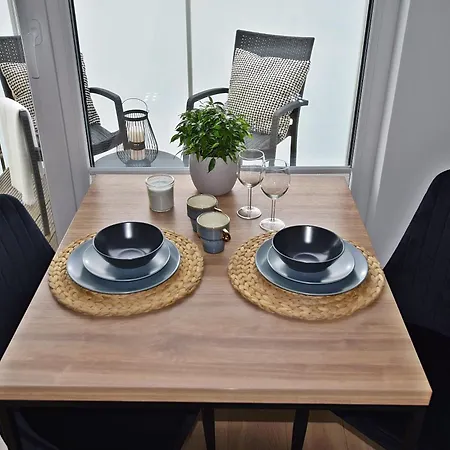 West / Parking Free *